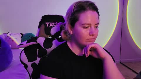 Snapshot of internetfairy_xo chatting on December 2024 09:31:02 PM Faye online show from December 2024 09:31:02 PM