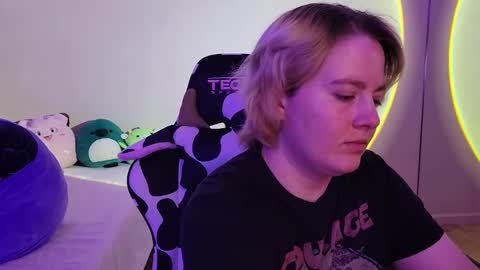 Snapshot of internetfairy_xo chatting on December 2024 04:43:01 PM Faye online show from December 2024 04:43:01 PM