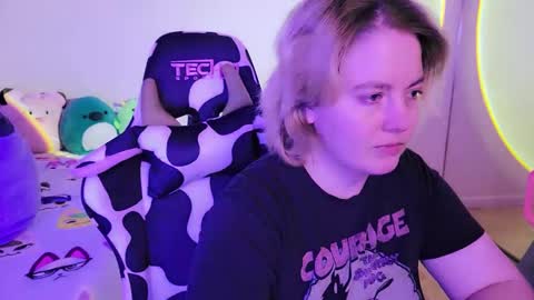 Snapshot of internetfairy_xo chatting on January 2025 09:01:01 AM Faye online show from January 2025 09:01:01 AM