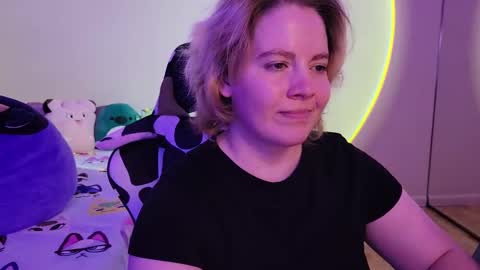 Snapshot of internetfairy_xo chatting on January 2025 01:11:01 PM Faye online show from January 2025 01:11:01 PM