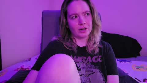 Snapshot of internetfairy_xo chatting on November 2025 07:18:02 AM Faye online show from November 2025 07:18:02 AM