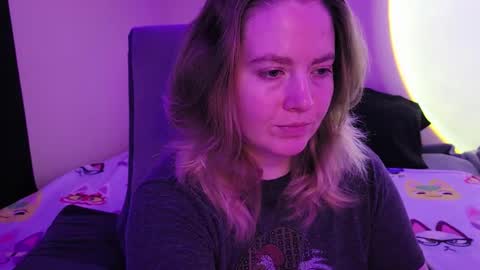 Snapshot of internetfairy_xo chatting on December 2025 06:20:02 AM Faye online show from December 2025 06:20:02 AM