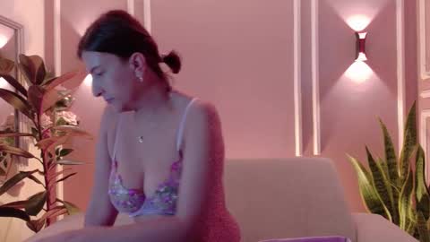 Isabella online show from February 2026 12:15:02 PM