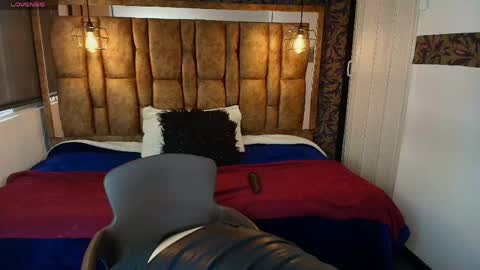Snapshot of isa_thompson__ chatting on May 2026 11:49:01 AM I S A online show from May 2026 11:49:01 AM