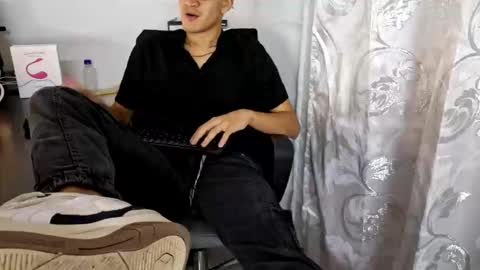 Snapshot of isaac_winter_ chatting on October 2025 04:45:02 AM Isaac online show from October 2025 04:45:02 AM