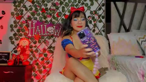 Snapshot of isabel_jamess chatting on October 2025 08:53:02 PM Isa online show from October 2025 08:53:02 PM