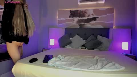 Isabella  online show from November 2025 07:05:02 PM