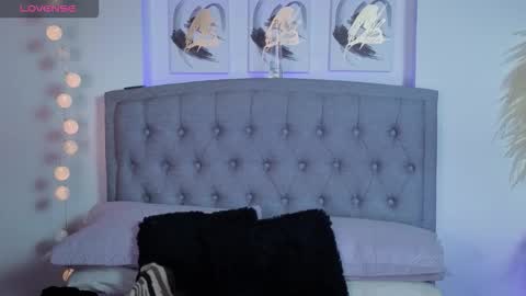 Snapshot of isabella_lt chatting on November 2025 10:03:02 AM online show from November 2025 10:03:02 AM