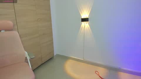 Isabella Thompson online show from March 2025 08:53:01 PM