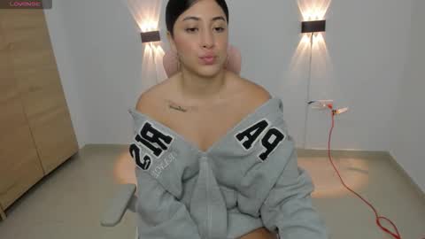 Isabella Thompson online show from October 2025 09:04:01 PM