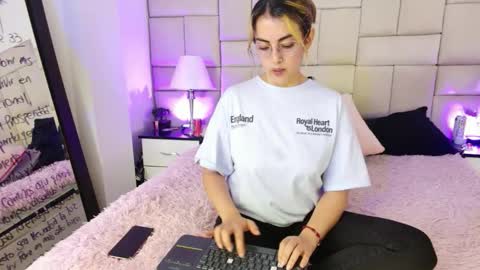 Snapshot of isis_loveyes_ chatting on March 2026 12:26:01 AM Pauli online show from March 2026 12:26:01 AM