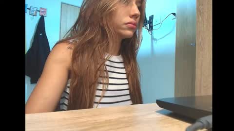 Snapshot of isis_pink chatting on January 2026 03:42:02 AM Alaya online show from January 2026 03:42:02 AM