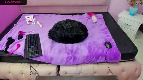 Snapshot of isisrousexx chatting on January 2025 06:17:02 AM isisrousexx online show from January 2025 06:17:02 AM