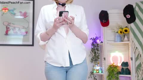 Snapshot of island_peach chatting on April 2026 12:58:01 PM Lou Peaches online show from April 2026 12:58:01 PM
