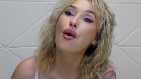 IssaSmyth online show from December 2025 07:53:02 PM