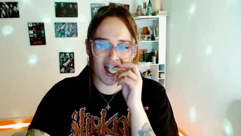 Yiz online show from December 2024 02:42:01 AM