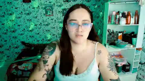 Yiz online show from December 2025 03:45:02 AM