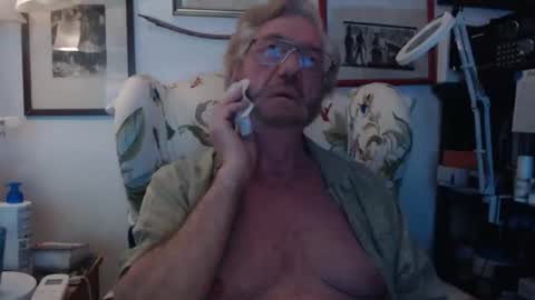 Snapshot of isubmissiveslut chatting on May 2026 06:32:02 AM ImYourBitch online show from May 2026 06:32:02 AM