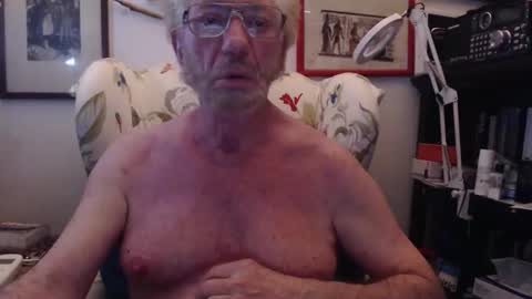 Snapshot of isubmissiveslut chatting on June 2026 04:04:01 AM ImYourBitch online show from June 2026 04:04:01 AM
