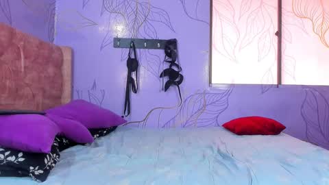 Snapshot of ithan_salvatore chatting on January 2025 01:15:01 PM Ithan and Friends online show from January 2025 01:15:01 PM