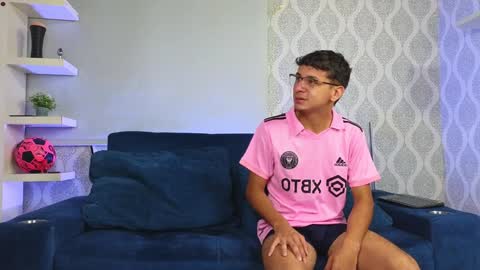 Snapshot of ithan_salvatore chatting on January 2025 01:31:01 PM Ithan and Friends online show from January 2025 01:31:01 PM