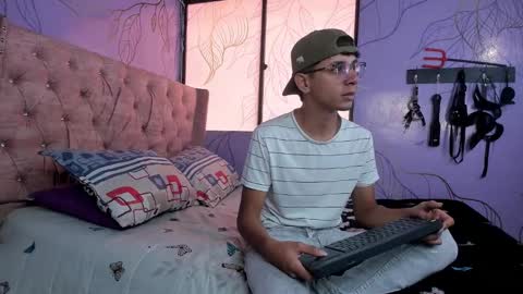 Snapshot of ithan_salvatore chatting on January 2025 01:48:01 PM Ithan and Friends online show from January 2025 01:48:01 PM