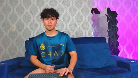 Snapshot of ithan_salvatore chatting on February 2025 10:39:01 PM Ithan and Friends online show from February 2025 10:39:01 PM