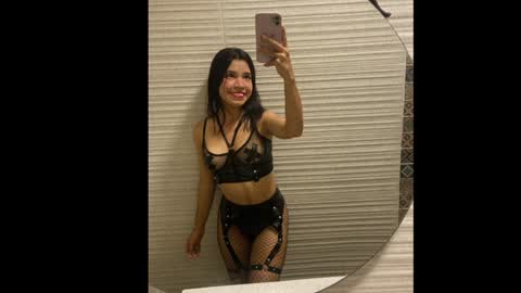 Snapshot of its_lola chatting on January 2025 05:43:02 AM online show from January 2025 05:43:02 AM