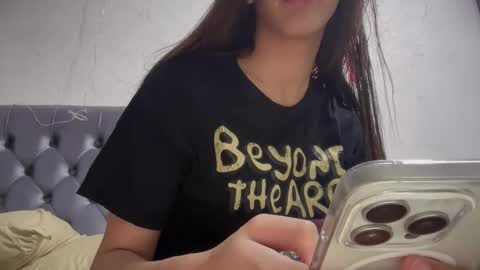 Snapshot of its_me_cora chatting on October 2025 12:33:01 AM Cora online show from October 2025 12:33:01 AM