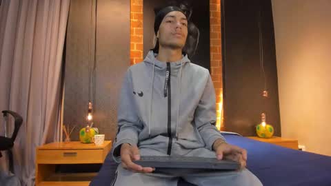 Snapshot of itszairen chatting on February 2026 03:43:02 AM itszairen online show from February 2026 03:43:02 AM