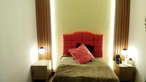 Snapshot of ivonneross_ chatting on February 2026 12:00:01 PM I V O N N E R O S S online show from February 2026 12:00:01 PM