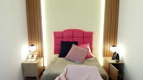 Snapshot of ivonneross_ chatting on February 2026 12:23:01 PM I V O N N E R O S S online show from February 2026 12:23:01 PM