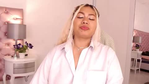 Snapshot of ivonnybon chatting on February 2026 04:17:01 AM IvonnyBon online show from February 2026 04:17:01 AM