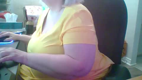 ivyjane3522 online show from April 2026 03:54:02 PM