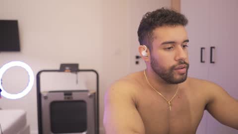 Snapshot of izaak_lover chatting on December 2024 08:13:01 PM Izaak online show from December 2024 08:13:01 PM