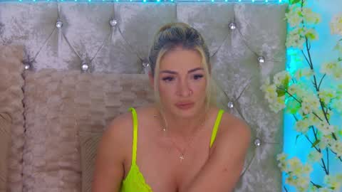 Snapshot of izabellle02 chatting on May 2026 03:23:02 AM Izabella online show from May 2026 03:23:02 AM