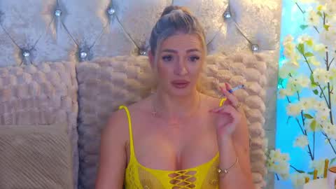 Snapshot of izabellle02 chatting on May 2026 03:36:02 AM Izabella online show from May 2026 03:36:02 AM