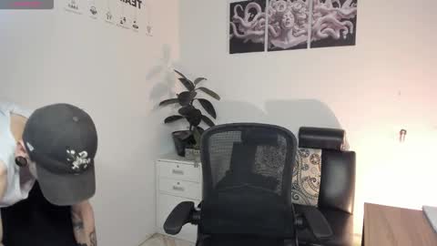 Snapshot of james_adamss_ chatting on December 2025 01:07:01 PM james_adamss_ online show from December 2025 01:07:01 PM