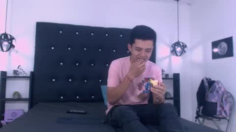 Snapshot of james_and_kenet chatting on February 2026 03:32:02 PM James y Kenet online show from February 2026 03:32:02 PM