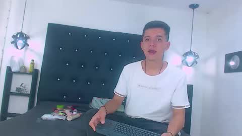 Snapshot of james_and_kenet chatting on February 2026 11:39:01 AM James y Kenet online show from February 2026 11:39:01 AM