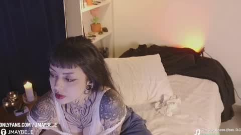 Snapshot of janne_maybe chatting on February 2025 11:04:02 PM jmaybe e online show from February 2025 11:04:02 PM