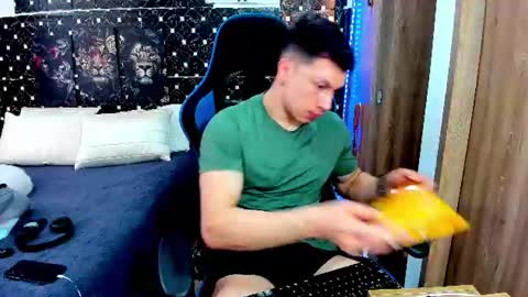 Javier online show from July 2026 06:05:01 PM