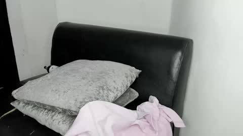 Snapshot of jean_and_isabel chatting on November 2025 03:03:02 PM jean_and_isabel online show from November 2025 03:03:02 PM