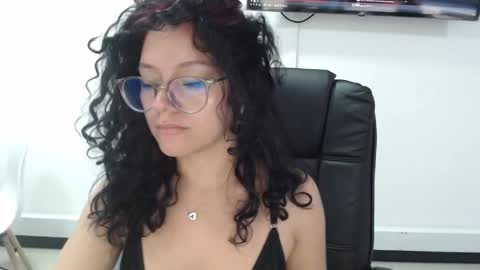 jenn online show from December 2025 06:03:02 PM