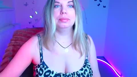 Snapshot of jennifer_moree chatting on April 2026 06:03:02 AM Jennifer online show from April 2026 06:03:02 AM