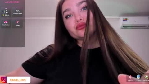 Snapshot of jennisxcharming chatting on September 2025 05:58:01 PM Mila online show from September 2025 05:58:01 PM