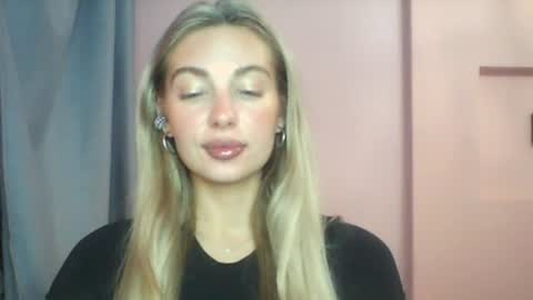 Snapshot of jennyjansen chatting on July 2026 11:00:01 PM The Flower Power Models online show from July 2026 11:00:01 PM