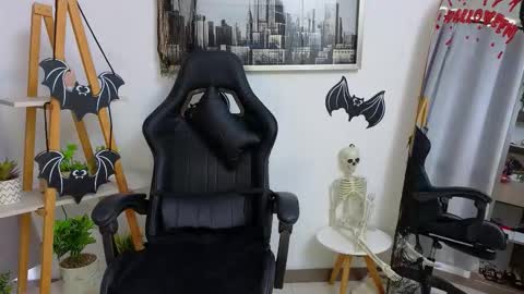 bella  adams online show from October 2025 01:29:01 PM