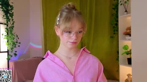 Snapshot of jewellhogan chatting on April 2026 08:20:02 PM Gwen online show from April 2026 08:20:02 PM