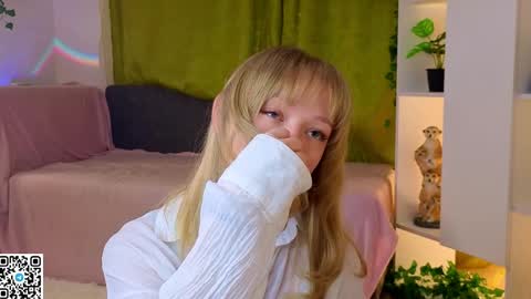 Snapshot of jewellhogan chatting on April 2026 08:23:01 PM Gwen online show from April 2026 08:23:01 PM